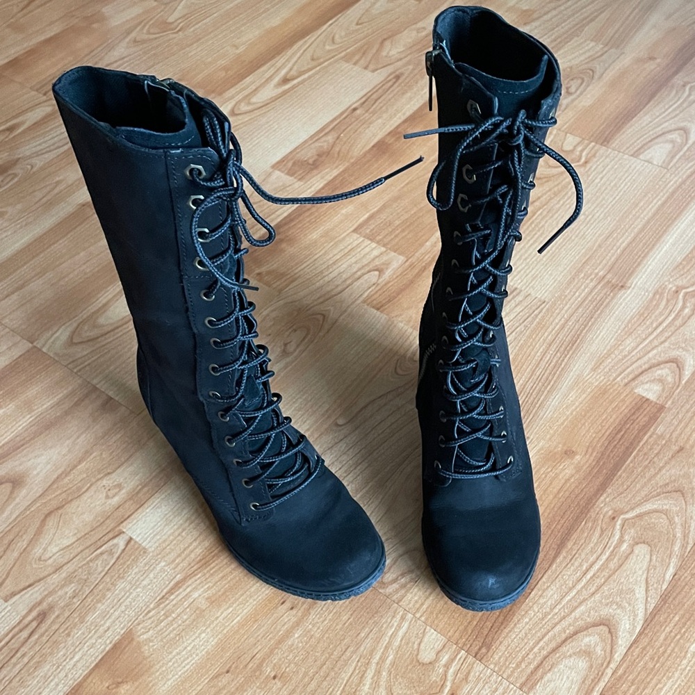 Timberland Heeled Lace-Up Nubuck Boots - Picture 2 of 9